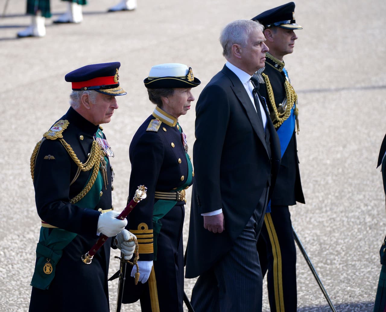 Desde la izquierda, el rey Carlos III, la princesa Ana, el príncipe Andrés y el príncipe Eduardo situados detrás del ataúd de la reina Isabel II durante la procesión desde el Palacio de Holyroodhouse hasta la Catedral de St Giles, en Edimburgo, Escocia.
<br>