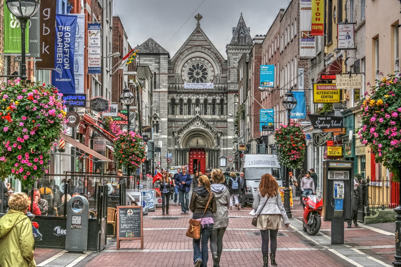 <b>Puesto 17. Dublín, Irlanda.</b>
<br>
<br>Horas de sol: 
<b>1,453 al año.</b>
<br>
<br>Costo promedio de una botella de agua: 
<b>1.94 dólares.</b>
<br>
<br>Costo promedio de la membresía en un gimnasio: 
<b>51.67 dólares al mes.</b>
<br>
<br>Índice de contaminación: 
<b>40.07 puntos</b>. 
<br>
<br>Promedio de horas de trabajo (en el país): 
<b>1,772 al año.</b>
<br>
<br>Porcentaje de obesidad (en el país): 
<b>25.30%</b>.
<br>
<br>Expectativa de vida (en el país): 
<b>80.50 años.</b>