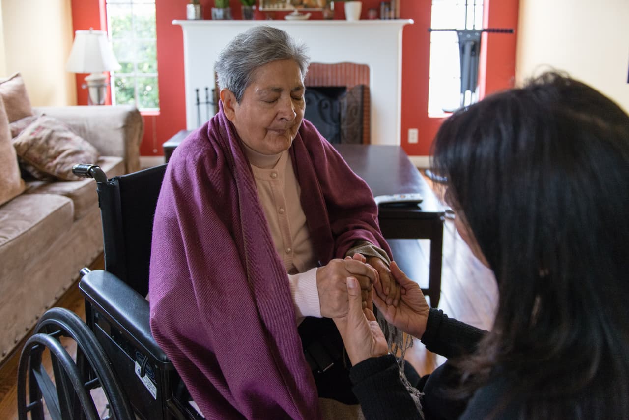 <b>Cambios en el estado de ánimo, la personalidad y el juicio</b>| Las personas que viven con la enfermedad de Alzheimer a menudo se sienten confundidas, desconfiadas, deprimidas, temerosas o ansiosas. Es posible que utilicen poco juicio al tratar con dinero o que presten menos atención a mantenerse limpios.