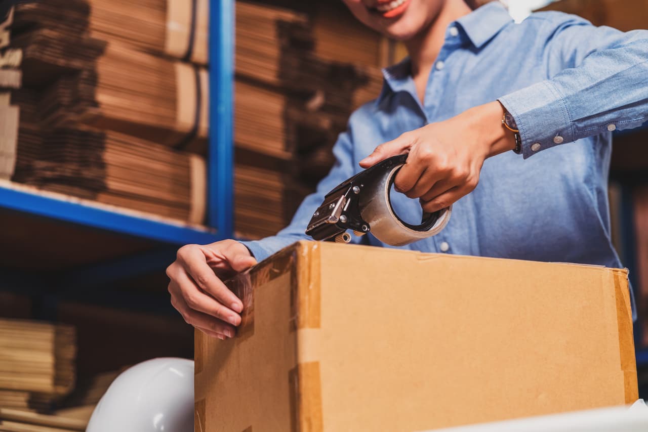 <b>Puesto 25. Empacadores manuales. </b>Ganaron en promedio 227,680 dólares en 2019, unos 12.46 por hora según la data más reciente que ofrece
<a href="https://www.bls.gov/oes/current/oes_nat.htm"> <u>la Oficina de estadísticas laborales de Estados Unidos</u></a>. Es un trabajo no calificado y aunque cada vez los estadounidenses compran más en línea las personas encargadas de empaquetar está disminuyendo por la automatización. Hay 633,640 personas con este oficio en EEUU.
<br>
<br> 
<br>