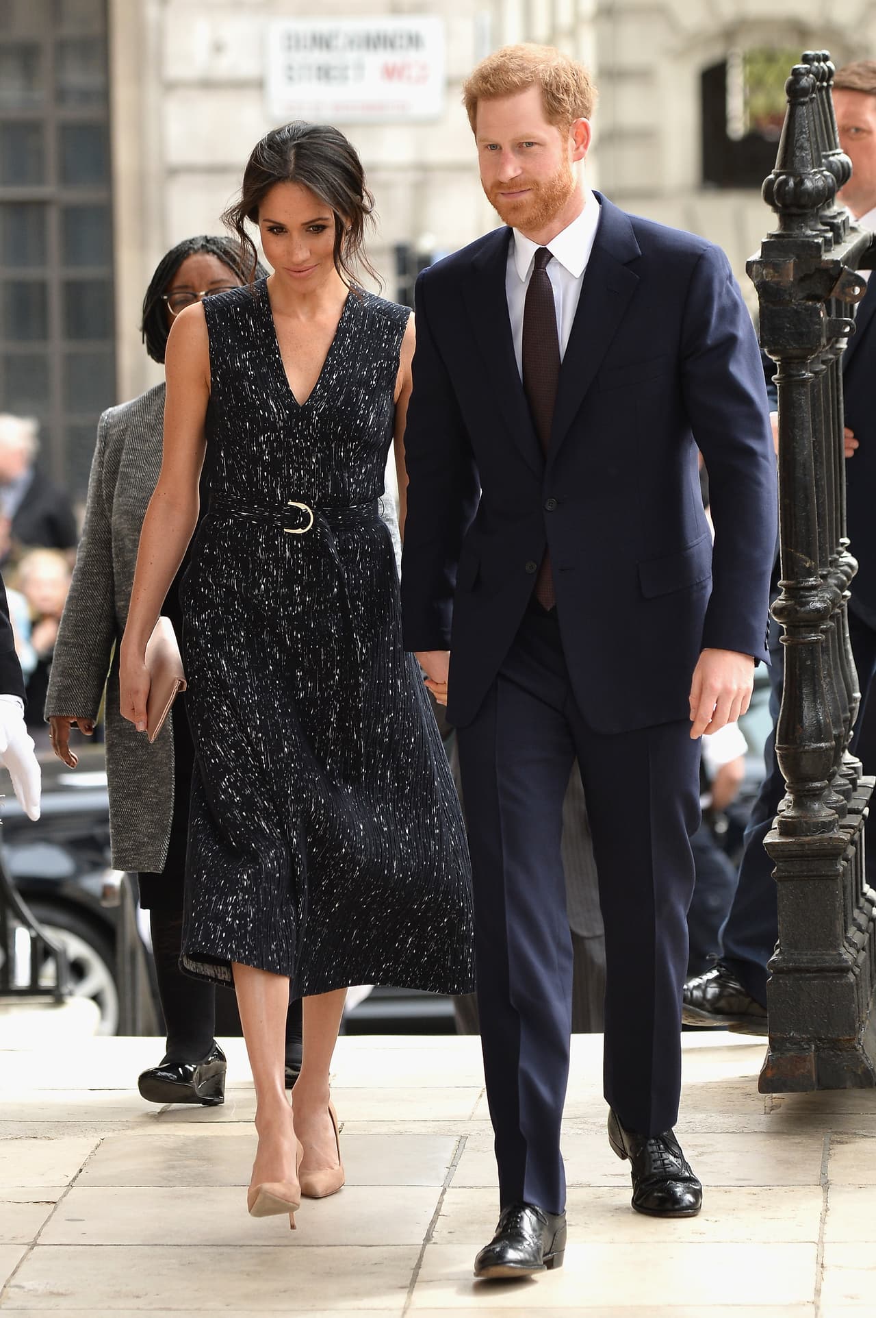 <b>23 de abril, 2018</b>
<br>Así vestida asistió a un servicio conmemorativo con otro inusual vestido sin mangas de estampado blanco y negro de la colección Ready to Wear de Hugo Boss. Completó con zaptaos nude.