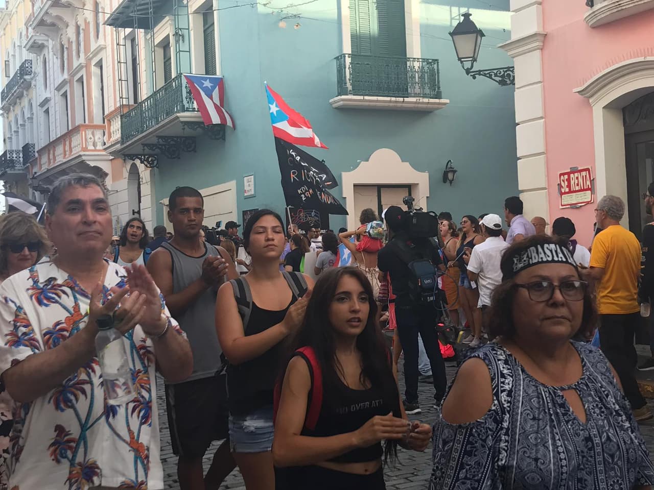 A pesar de que el gobernador envió un mensaje para que pararan las manifestaciones, después de las protestas del lunes en los alrededores de la calle Fortaleza, que ocasionaron algunos destrozos en el casco histórico de la isla, los puertorriqueños siguen saliendo en masa a protestar.
