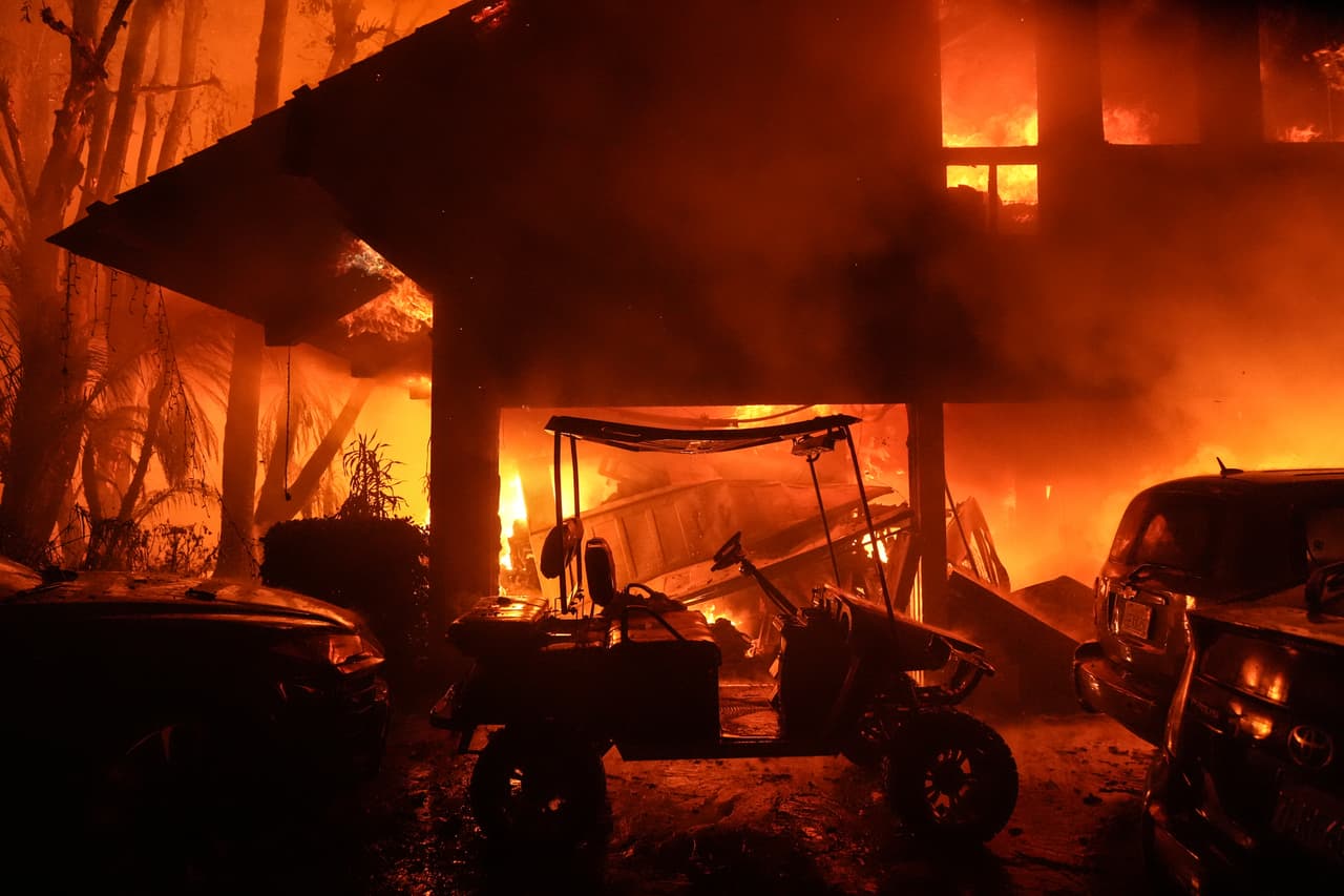Hay 
<b>8,100 estructuras en el área afectada</b>, de las cuales 2,043 están bajo órdenes de evacuación y 6,046 están bajo advertencias de evacuación, según informó el sheriff Robert Luna.