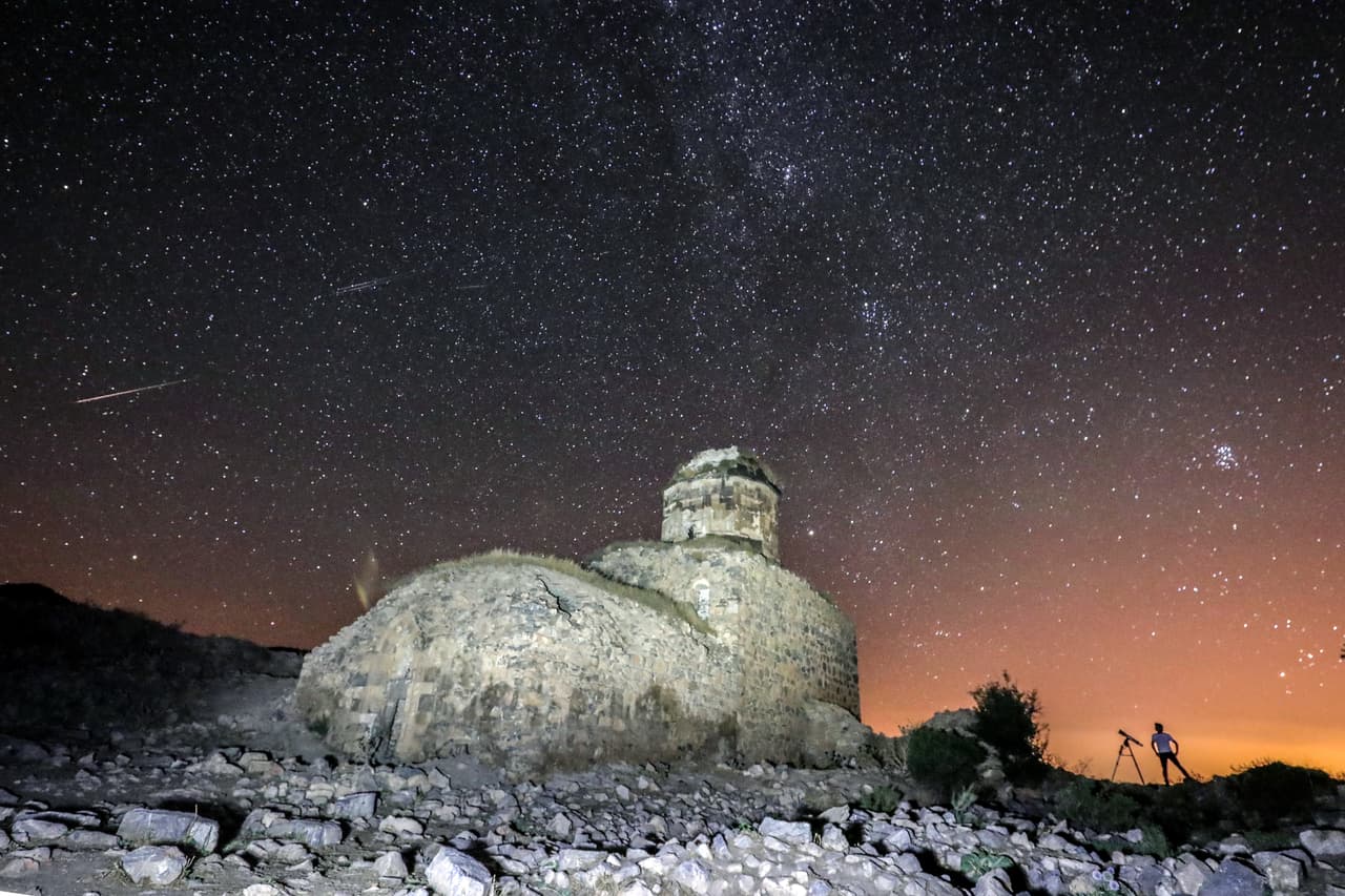 Pero para tener más posibilidades, los especialistas recomiendan alejarse de las luces de la ciudad, privilegiar el mar y la montaña. Estrellas fugaces sobre el cielo de Van, Turquía. 13 de agosto de 2018.