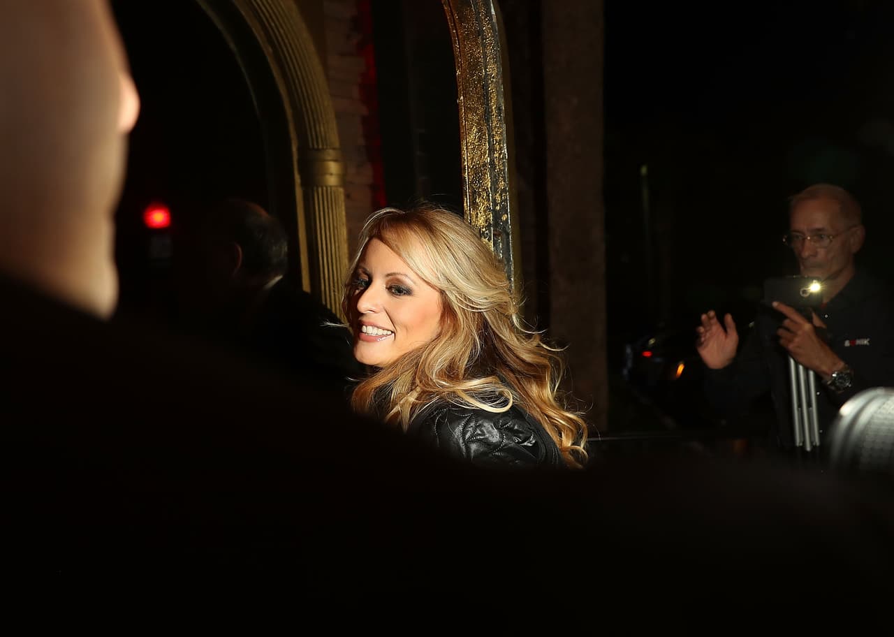 Cómo la nueva versión de Trump sobre el pago a la actriz porno Stormy Daniels complica su defensa