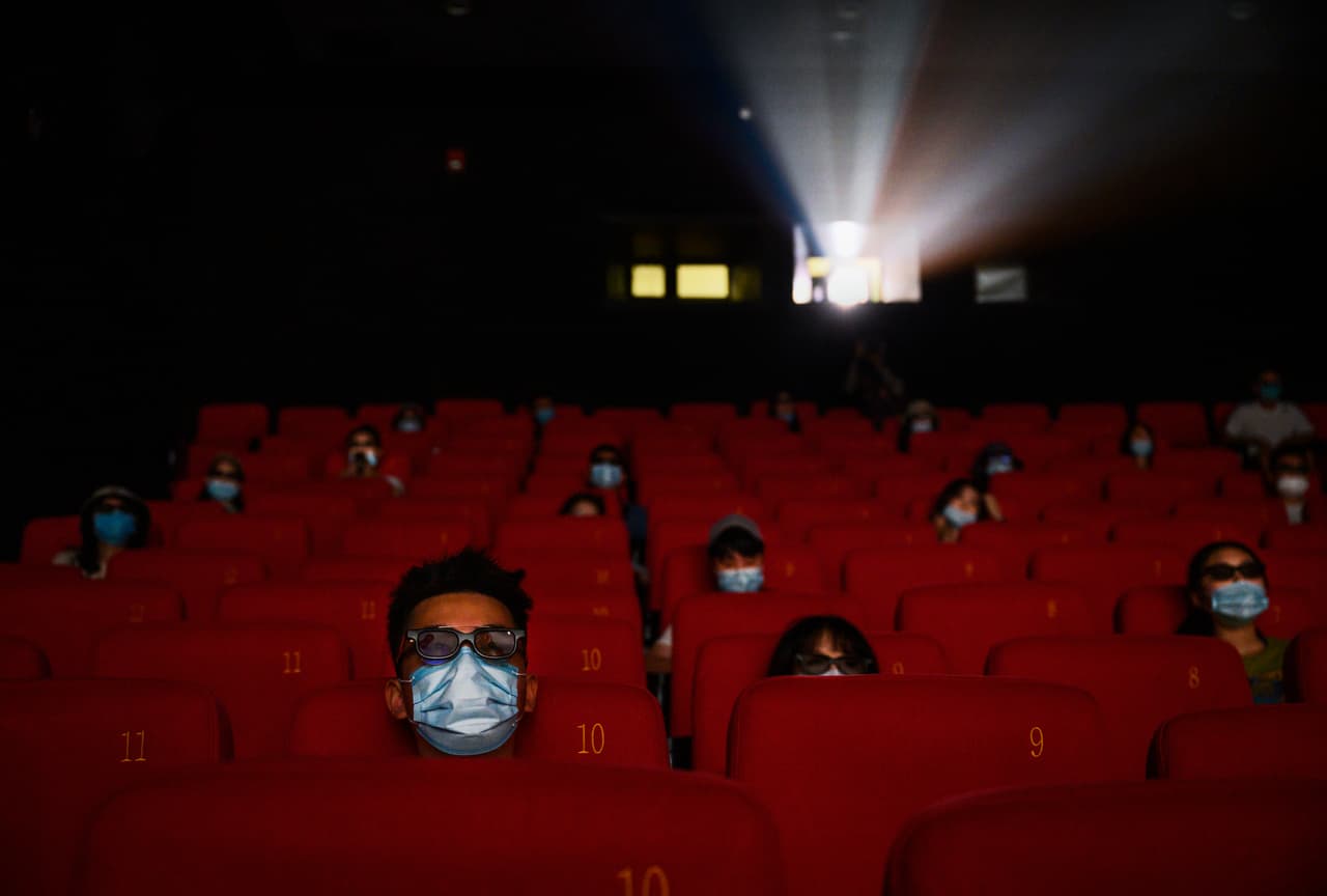 <b>CINES</b>
<br>
<br>
<b>Toque de queda y nivel morado.</b> Tienen prohibido presentar funciones de cine a puerta cerrada, aunque pueden realizar adecuaciones para presentar filmes en espacios abiertos.
<br>
<br>
<b>Nivel rojo.</b> Pueden operar siempre y cuando limiten el acceso a sus salas al 25% de su capacidad máxima o 100 personas, lo que sea menor.