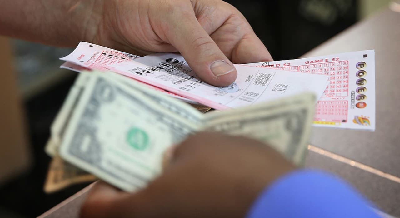 Meses después, la lotería Powerball sumó el que se convirtió en el premio más grande de la historia de Estados Unidos, con más de 2,000 millones de dólares, lo que desplazó el premio entregado en Illinois meses atrás al tercer lugar. El premio de Powerball también fue ganado por un solo boleto, vendido en California.
