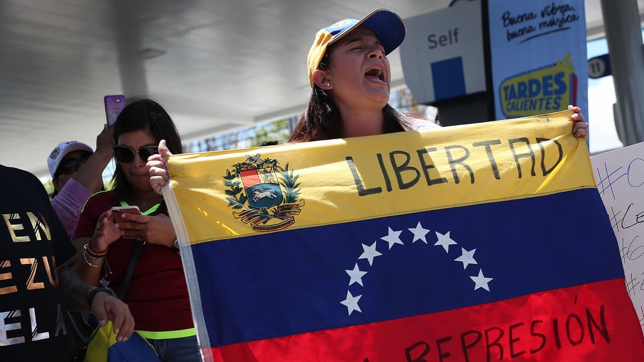 Buscan impedir deportación de decenas de venezolanos bajo la Ley de Enemigos Extranjeros