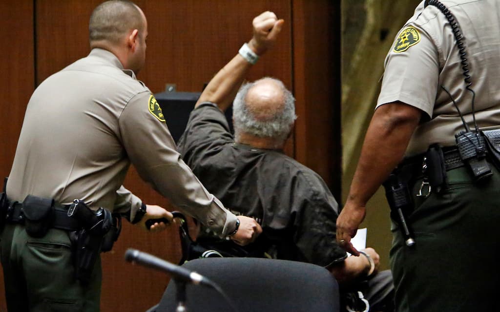 Samuel Little fue condenado a tres cadenas perpetua consecutivas sin posibilidad de libertad condicional por el asesinato de tres mujeres en el área de Los Ángeles en la década de 1980. Pero, tras ser vinculado a otra muerte en Texas teerminó confesando su supuesta participación en decenas más en todo el país.