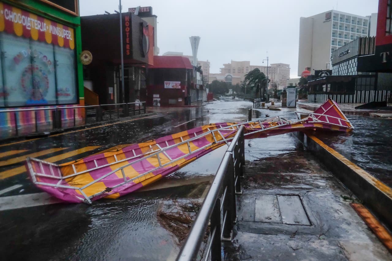 En Cancún, varias estructuras fueron derribadas por las ráfagas impulsadas por Delta, y algunas calles resultaron inundadas.