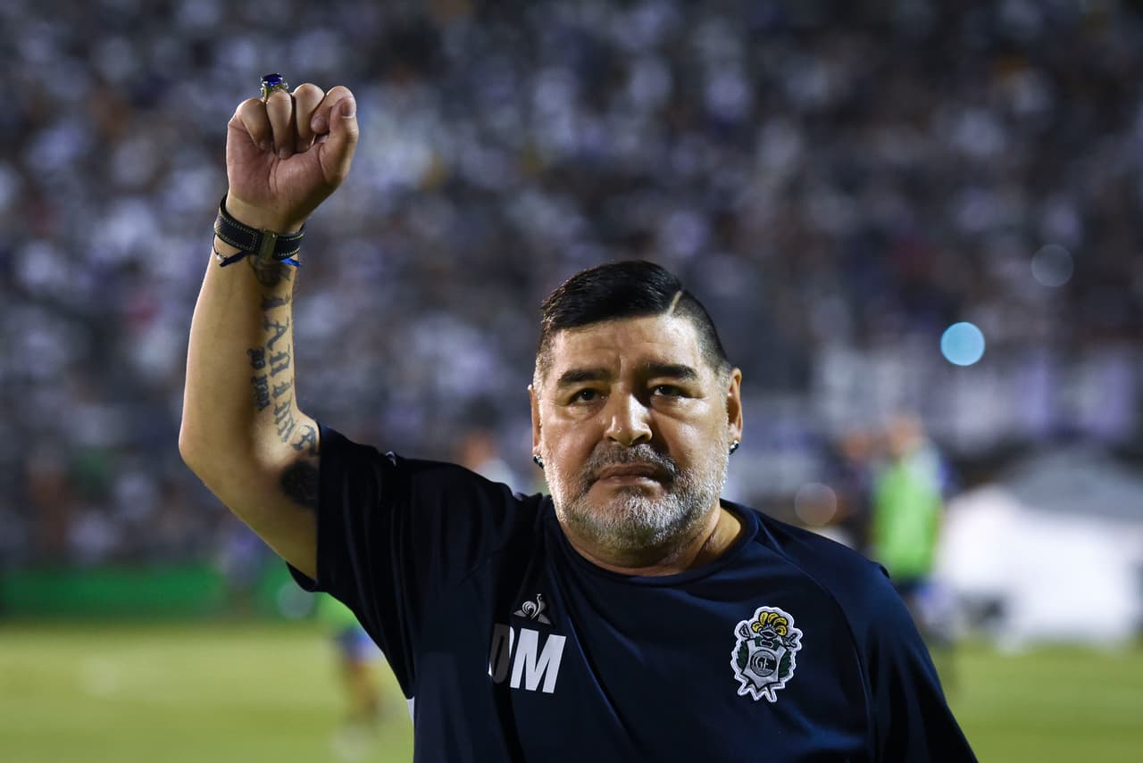 <b>Diego Maradona, 60 años. </b>El gran futbolista argentino, conocido por el polémico gol de la "Mano de Dios" y otro asombroso logrado desde la media cancha minutos despúes en el mismo partido ante Inglaterra en el Mundial de México 1986, llevó ese año a su país al título de la Copa del Mundo. Luchó contra el consumo de cocaína y la obesidad. 
<a href="https://www.univision.com/noticias/mundo/muere-la-leyenda-del-futbol-diego-armando-maradona"><u>Falleció el 25 de noviembre después de someterse a una cirugía por un hematoma en la cabeza</u></a>. 
<a href="https://www.univision.com/noticias/mundo/la-vida-en-fotos-del-diego-armando-maradona-muerte-diego-maradona-argentina-buenos-aires-2020-fotos"><u>Vea aquí la vida en fotos de Diego Armando Maradona</u></a>
<br>