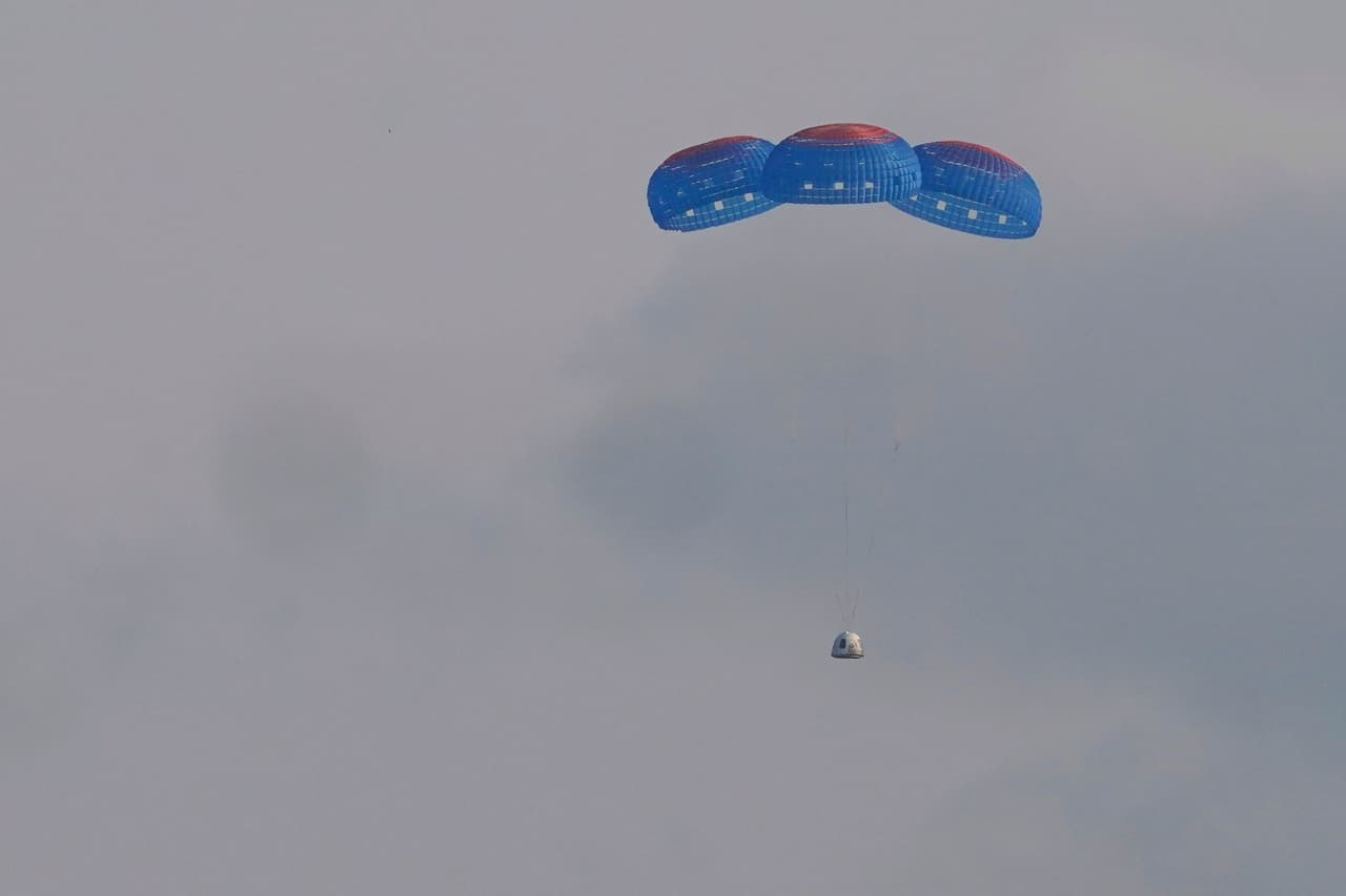 Los pasajeros tuvieron varios minutos de ingravidez para flotar dentro de la cápsula blanca. Luego ésta descendió sujetada por tres paracaídas y los pasajeros experimentaron brevemente seis veces la fuerza de gravedad.