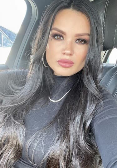 También está la empresaria colombiana 
<b><a href="https://www.instagram.com/tatubaby/?hl=es-la" target="_blank">Katherine 'Tatu Baby' Flores</a></b>, cuyo padre fue un traficante de drogas en la ciudad de Nueva York. Después de que su padre fue asesinado cuando ella tenía 4 años, Flores y su madre huyeron de Nueva York a Miami, donde creció.