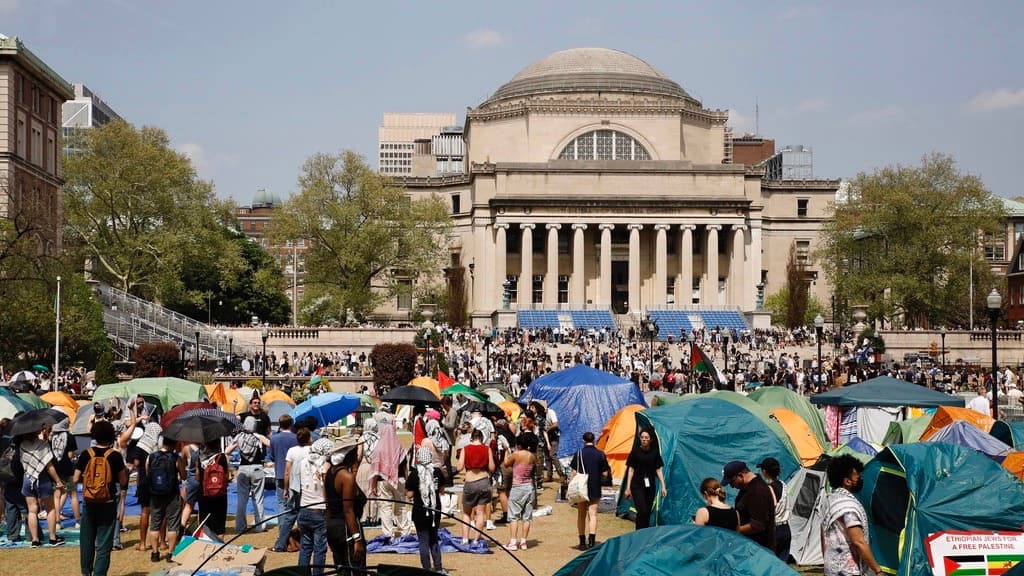 Por qué el gobierno de Trump le quitó $400 millones en subvenciones y contratos a la Universidad de Columbia
