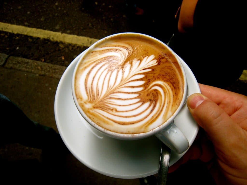 <b>Flat White</b>
<br>Puede verse como un latte pero no lo es. Este café nació en las cafeterías de Australia y Nueva Zelanda y se puso de moda cuando Starbuck's lo incluyó en su menú. Al igual que el latte se prepara con leche espumada y café espresso, la diferencia, 
<b><a href="http://www.thekitchn.com/wait-so-what-is-the-deal-with-a-flat-white-smart-coffee-for-regular-joes-215613">de acuerdo a los expertos</a></b>, es que el Flat White tiene una consistencia más cremosa que un latte.