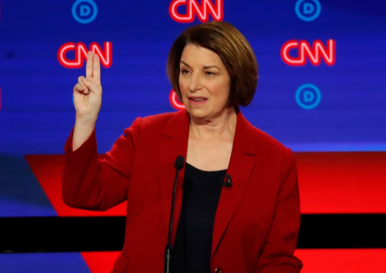 La senadora 
<a href="https://www.univision.com/temas/amy-klobuchar">Amy Klobuchar</a> presentó como una de sus fortalezas su récord de ganar distritos del Senado que fueron tomados por Trump en la elección presidencial de 2016. "Seamos realistas. Esta noche debatimos, pero en última instancia tenemos que vencer a 
<a href="https://www.univision.com/temas/donald-trump">Donald Trump</a>" , dijo. "Vamos a escuchar muchas promesas, pero diré esto: tengo ideas audaces, pero están basadas en la realidad".