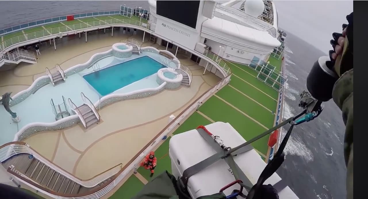 El Grand Princess, que sarpó de San Francisco el pasado 21 de febrero, tuvo que interrumpir su ruta de Hawai a México para regresar de manera anticipada al Área de la Bahía luego de que las autoridades del condado Placer, al norte de Sacramento, reportaron esta semana que una persona que estuvo a bordo de esa embarcación se convirtió en la primera víctima mortal de covid-19 en el estado.
