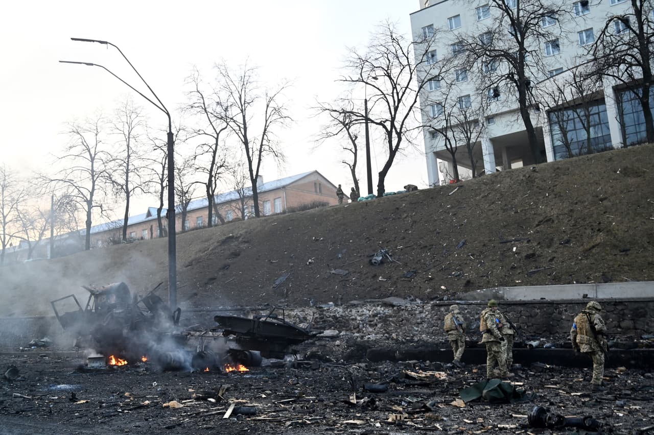 Las fuerzas ucranianas ofrecieron resistencia a los ataques lanzados por las tropas invasoras rusas lamadrugada del sábado en Kiev.