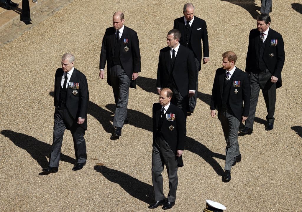 <b>Desencuentro. </b>La distancia con la que caminaron los príncipes William y Harry alimenta las especulaciones sobre su distanciamiento. 
<br>