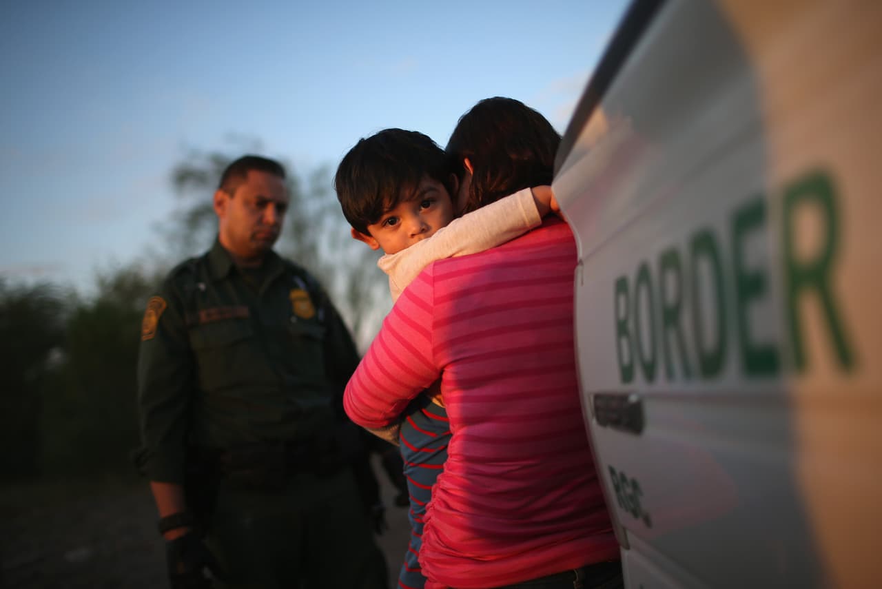 Línea de Defensa Comunitaria en Austin: Comuníquese al (512) 270-1515. Esta línea brinda ayuda a personas afectadas por inmigración, y proporciona información en español o inglés. Los voluntarios pueden ayudarlo a encontrar a sus seres queridos en los centros de detención o cárceles, conectarlo con abogados, encontrar apoyo financiero, alimentos. También buscan voluntarios bilingües.