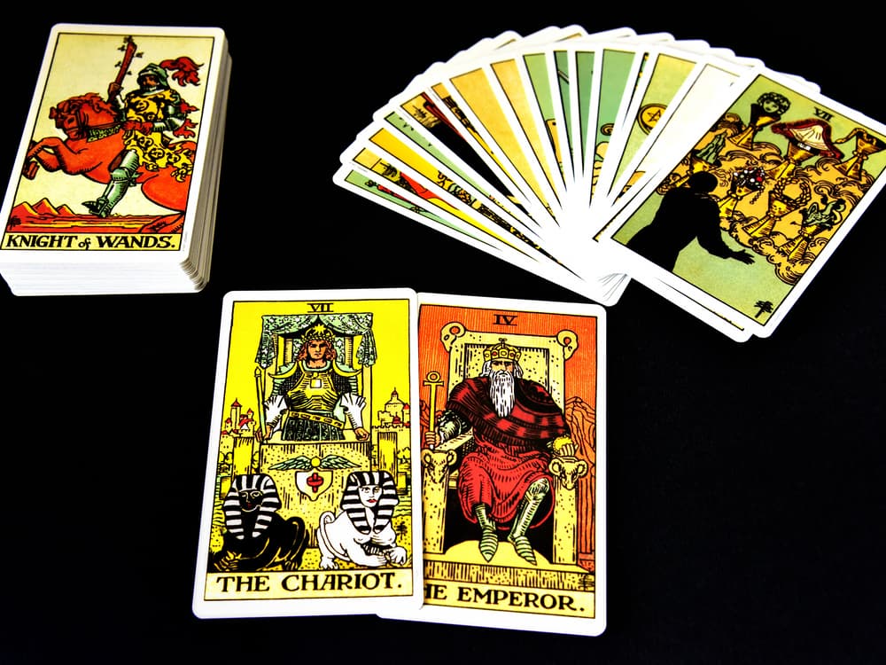 También puede ayudarte conseguir un 'compañero de estudio'. Alguien que también este descubriendo el tarot y que esté aprendiendo el significado por su parte. Compartan notas, intuiciones y mensajes que les dejan los Arcanos.