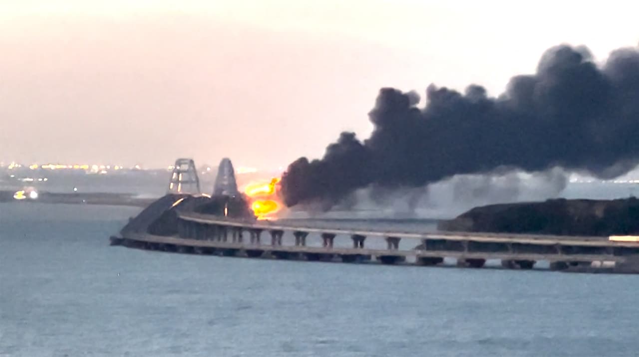 Así se veía el espeso humo negro. Mientras que Rusia se apoderó de las áreas al norte de Crimea al principio de la invasión y construyó un corredor terrestre a lo largo del Mar de Azov, 
<a href="https://www.univision.com/noticias/mundo/equipos-ucranianos-artilleria-retirada-fuerzas-rusas-fotos">Ucrania está presionando una contraofensiva para recuperarlas.</a>
<br>
<br>El puente tiene secciones de trenes y automóviles. 
<b>Rusia precisó que la explosión provocó el colapso de las dos secciones del puente para automóviles,</b> mientras que otro quedó intacto. 
<b>El Ministerio de Energía de Rusia dijo que Crimea tiene suficiente combustible para 15 días</b>.
<br>
<br>
