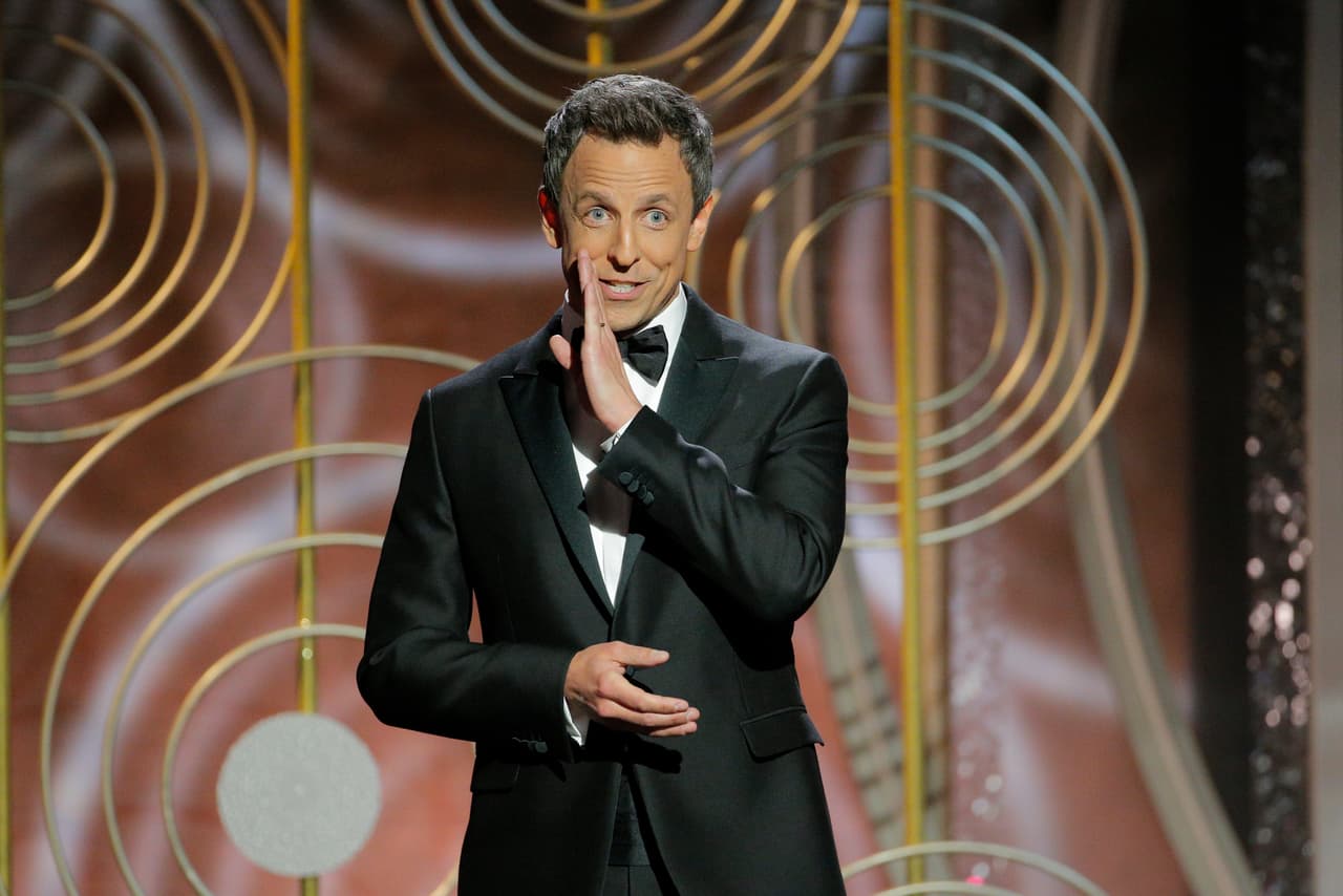 El presentador Seth Meyers no quitó su filoso colmillo del renglón para hablar de los abusos.