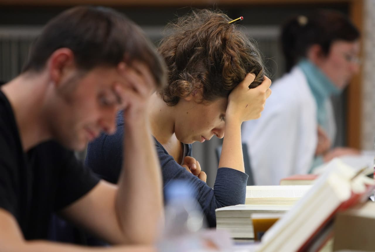 Los estudiantes de universidad tienen restricciones financieras que otros grupos no tienen, ya que a muchos les queda poco tiempo para trabajar y mantenerse mientras estudian.