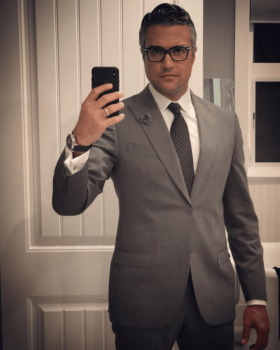 Otro famoso que con su buen sentido del humor ha tenido la oportunidad de conquistar la televisión anglosajona y poner el nombre de los latinos en alto, es
<b> Jaime Camil</b>.