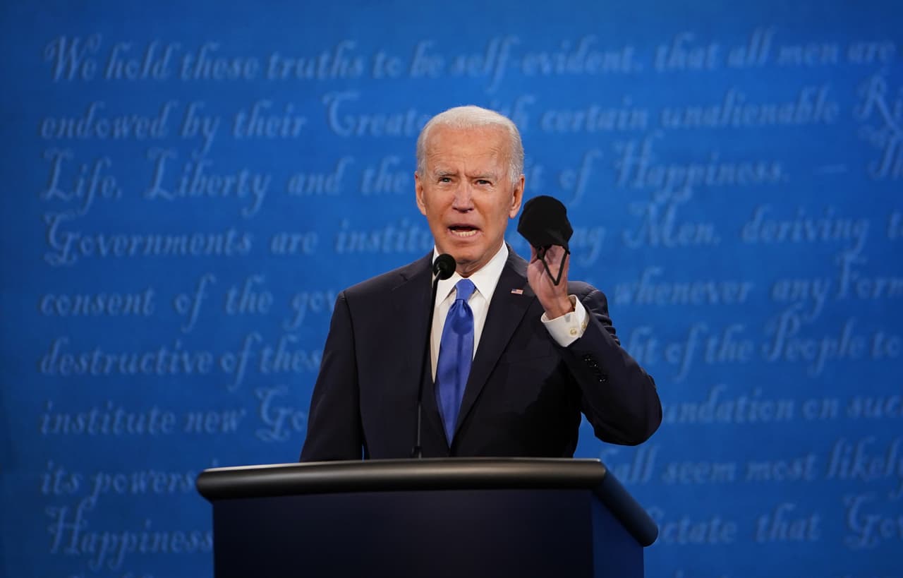 Joe Biden, al ingresar a la sala, llevaba puesta una mascarilla negra. "El color negro se utiliza para demostrar autoridad".