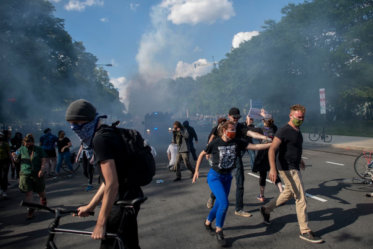Un policía de Filadelfia enfrenta cargos por rociar gas pimienta a manifestantes arrodillados 
