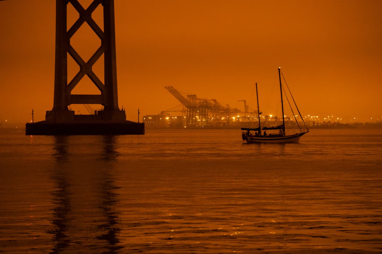 La actual alerta por la mala calidad del aire ha estado 
<a href="https://www.univision.com/local/san-francisco-kdtv/eviten-salir-extienden-la-alerta-por-calidad-del-aire-nociva-para-la-salud-en-el-area-de-la-bahia" target="_blank">vigente desde el pasado 18 de agosto</a>. en toda la Bahía de San Francisco. En la foto una vista ddel puerto de Oakland.