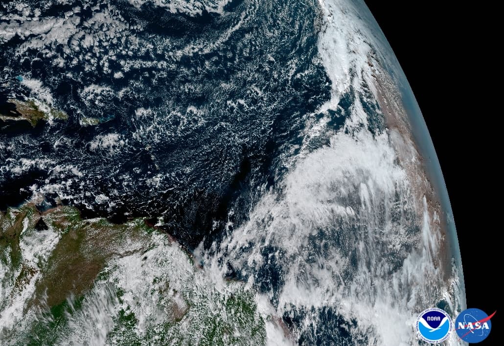 En el extremo derecho de esta foto de la Tierra se puede discernir la capa de polvo proveniente del Sahara. Este aire seco que proviene de la costa de África puede impactar la formación e intensidad de ciclones tropicales. Se trata de 
<b>un promedio de 27.7 millones de toneladas de polvo al año</b> --suficiente para llenar 104,980 camiones--. Según han explicado los expertos de NASA, este polvo tiene fósforo, un nutriente esencial que actúa como un fertilizante y del que la Amazonía depende para florecer.
<br>El satélite GOES-16 tiene la capacidad para diferenciar entre las capas de polvo y las nubes. Esta habilidad también le permite a los meteorólogos estudiar la intensificación de huracanes a medida que se aproximen a Norteamérica.