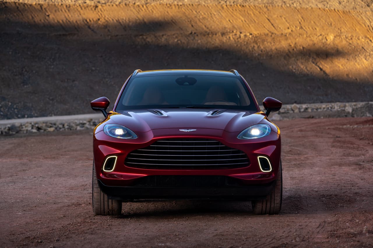 La Aston Martin DBX 2021 debuta en el Auto Show de Los Ángeles 2019.