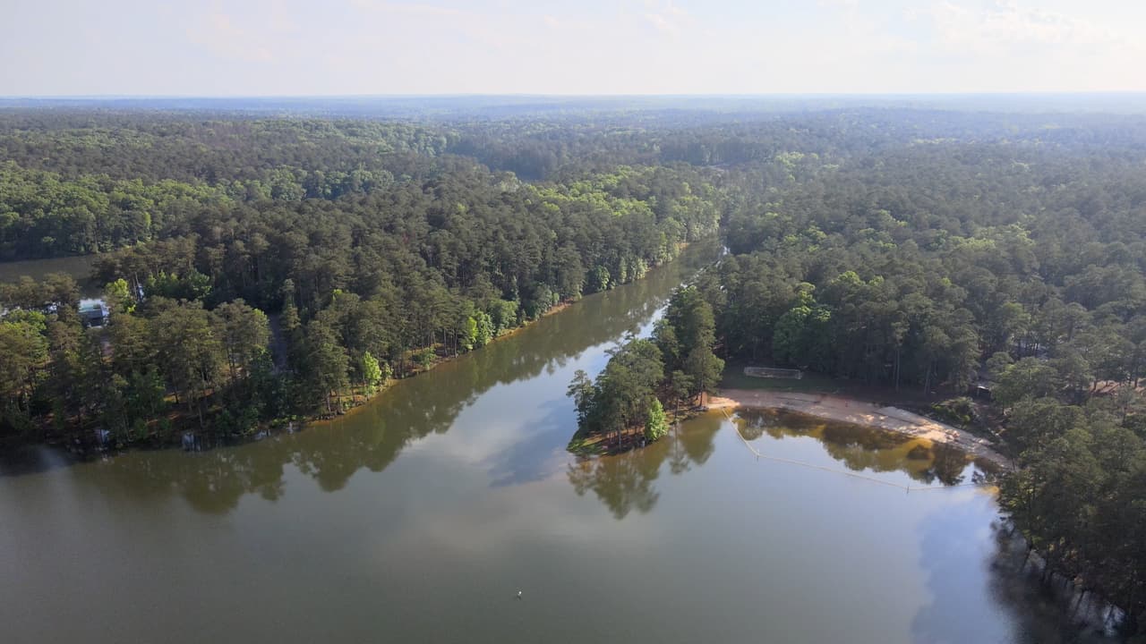 Conoce más sobre Mistletoe State Park, 
<b><a href="https://gastateparks.org/Mistletoe">aquí</a></b>.