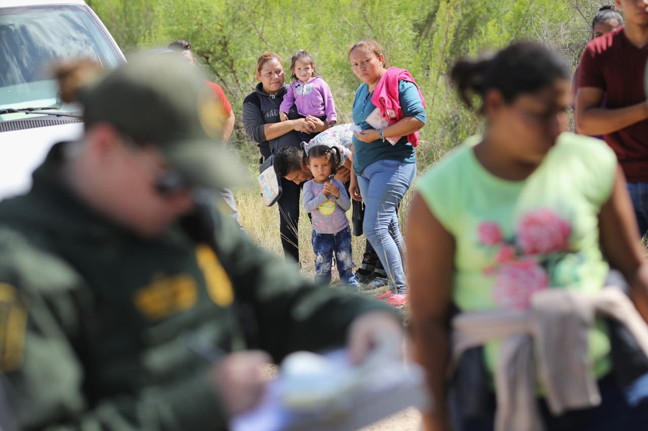 Juez prorroga por cinco semanas la cancelación del Título 42, una norma que permite deportar migrantes a México 