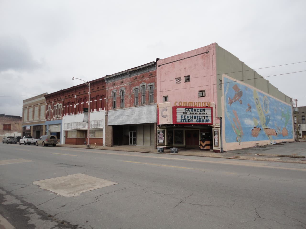 <h3 class="cms-H3-H3">4. Pine Bluff, Arkansas</h3>
<br>
<br>Esta área metropolitana, la cuarta más peligrosa a nivel nacional, ha tenido un aumento interanual del 22.6% que la situó con 
<b>1,098 delitos violentos por cada 100,000 habitantes, casi tres veces más alta que la tasa a nivel nacional.</b> Según la alcaldesa Shirely Washington, este contexto delictivo ha propiacado la disminución de la población durante la última década, tras una reducción del 12.5%, la mayor caída de cualquier área en los Estados Unidos en el mismo periodo. 
<br>
<br>
