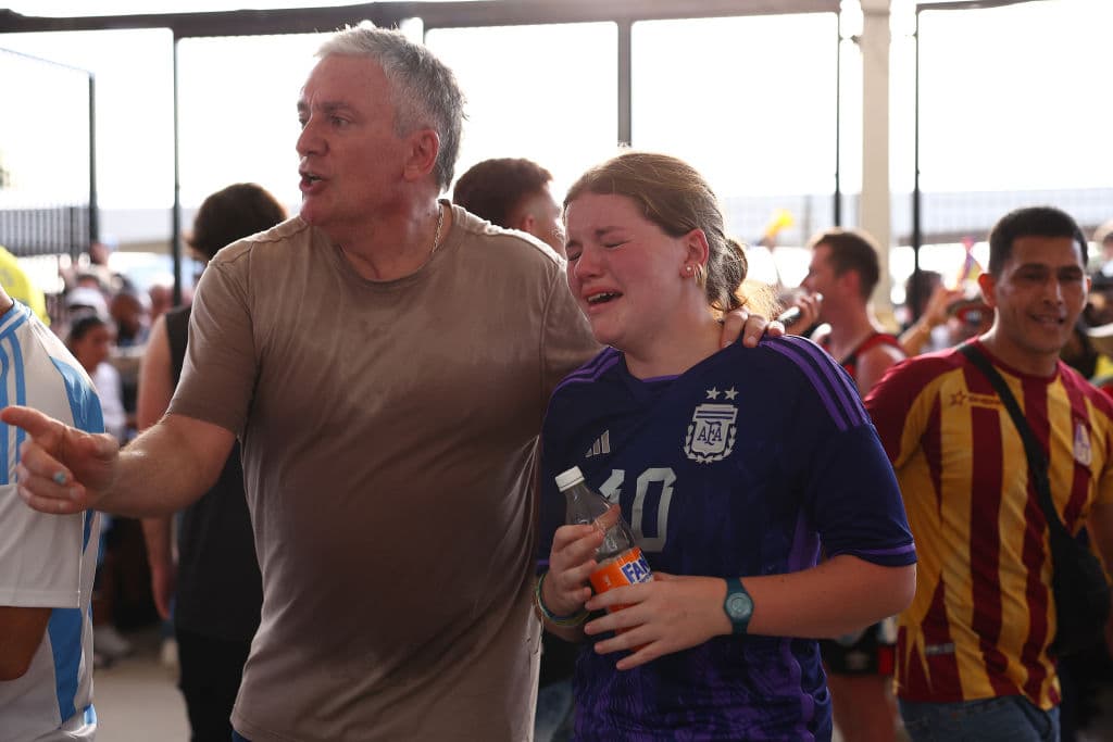 Ningún padre quiere ver a sus hijos llorando. Se trataba de vivir 
<b><a href="https://www.univision.com/local/miami-wltv/aficionados-argentinos-celebran-en-miami-el-bicampeonato-de-copa-america-fotos" target="_blank">una experiencia memorable</a></b>, pero no de esa forma.
