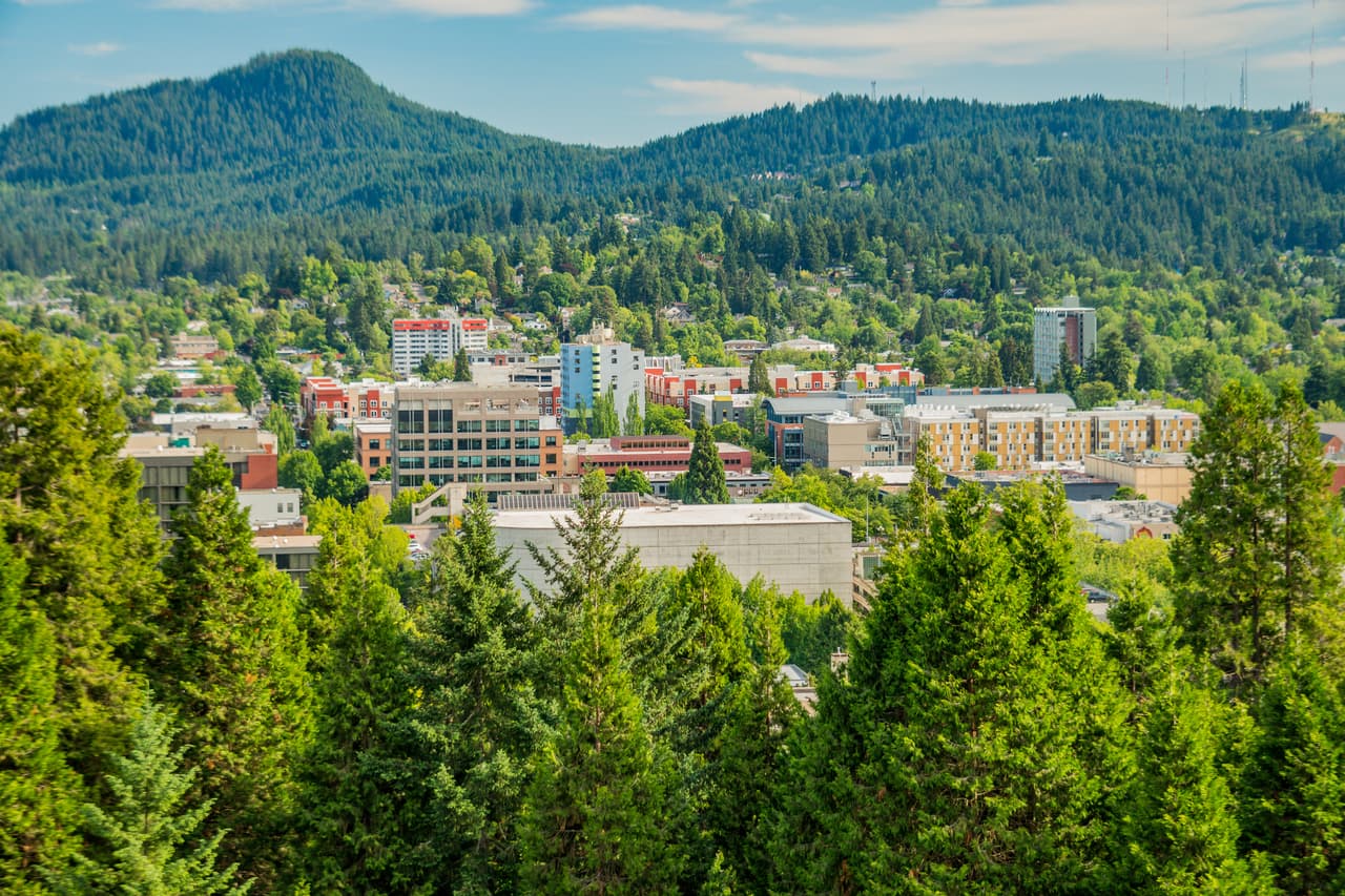 <b>Puesto 17. Eugene, Oregon</b>
<br>
<br>Población del área metropolitana: 373,340 habitantes.
<br>
<br>Precio promedio de la vivienda: 323,000 dólares.
<br>
<br>Salario promedio anual: 48,820 dólares.
<br>
<br>Migración neta entre 2015 y 2019: 6.74%.
<br>
<br>En la costa noroeste los precios de la vivienda en ciudades como Portland o Seattle resultan poco atractivos. Sin embargo, Eugene, un poco más al sur y más pequeña, ofrece un estilo de vida similar y más accesible.
<br>