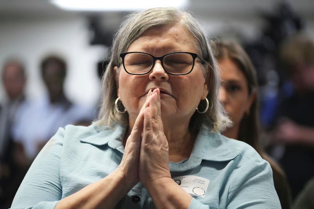 <b>Diane Hernández, sobrina de Kitty Menéndez</b>, estuvo presente durante el anuncio que hizo la fiscalía de Los Ángeles sobre 
<b>Lyle y Erik Menéndez</b>. Después de tantos años, solo confía en que no habrá impedimentos para que sus primos reciban otra oportunidad.