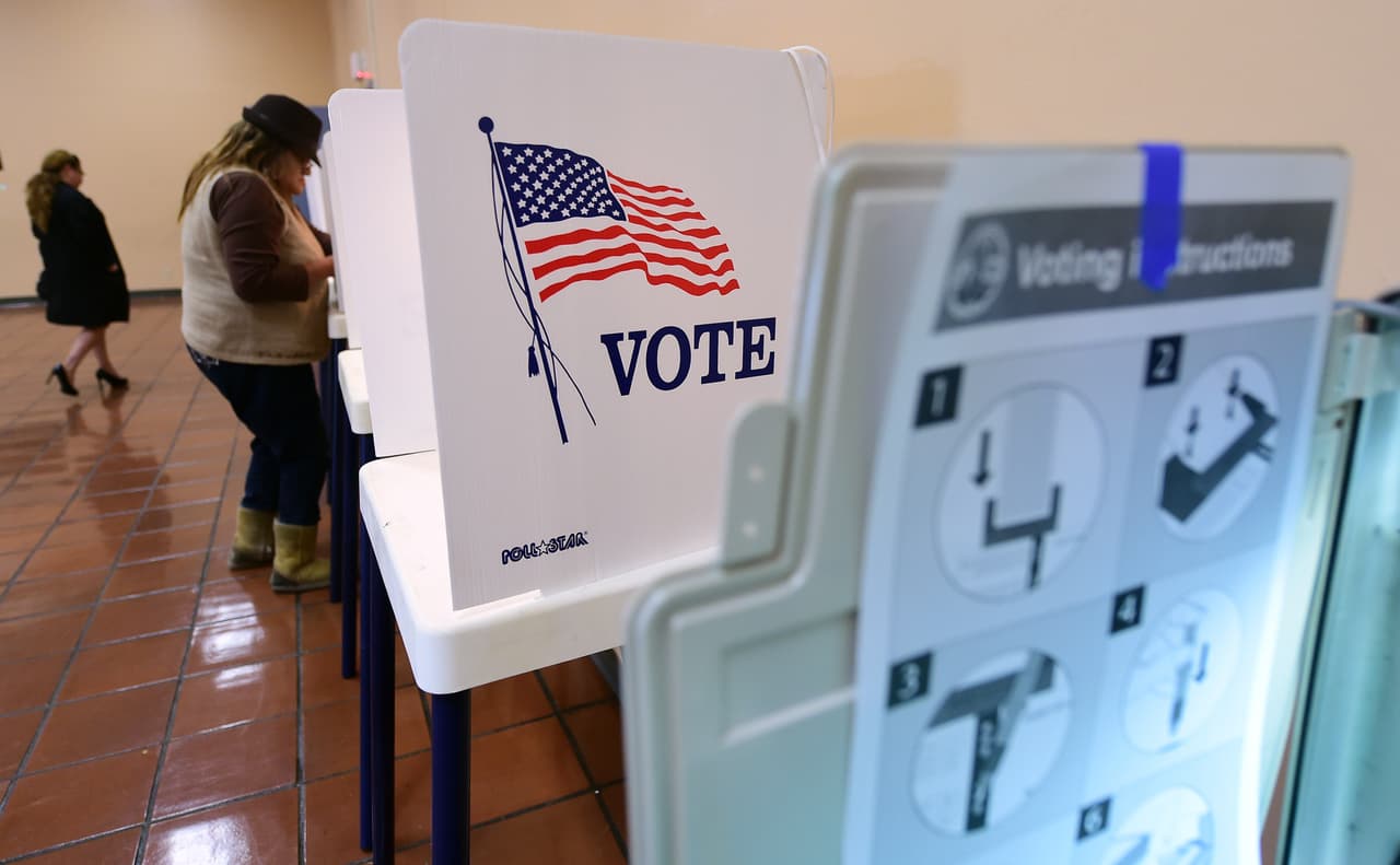 1. 
<b>Conoce tus requisitos para votar.</b> Una de las mejores maneras de protegerte de información falsa es de conocer información verídica visitando páginas como 
<a href="https://www.vote.org/" target="_blank">Vote.org</a> o 
<a href="https://www.usa.gov/" target="_blank">USA.gov</a> para checar si estás registrado para votar, encontrar tu lugar de votación y reglas específicas de votación para el estado en donde vives, entre otras cosas.
<br>