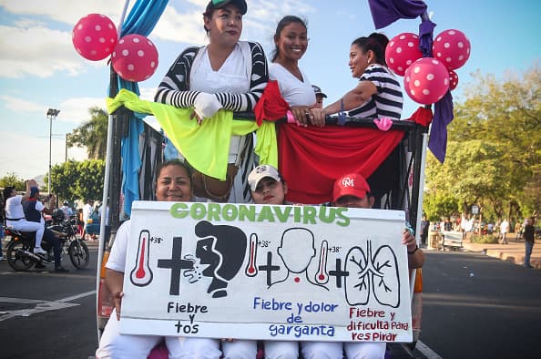 Simpatizantes del gobierno de Daniel Ortega participan en la marcha llamada "Amor en los tiempos del covid-19".