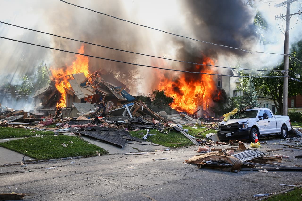 La fuerte explosión de la casa causó daños en otras 10 estructuras cercanas.