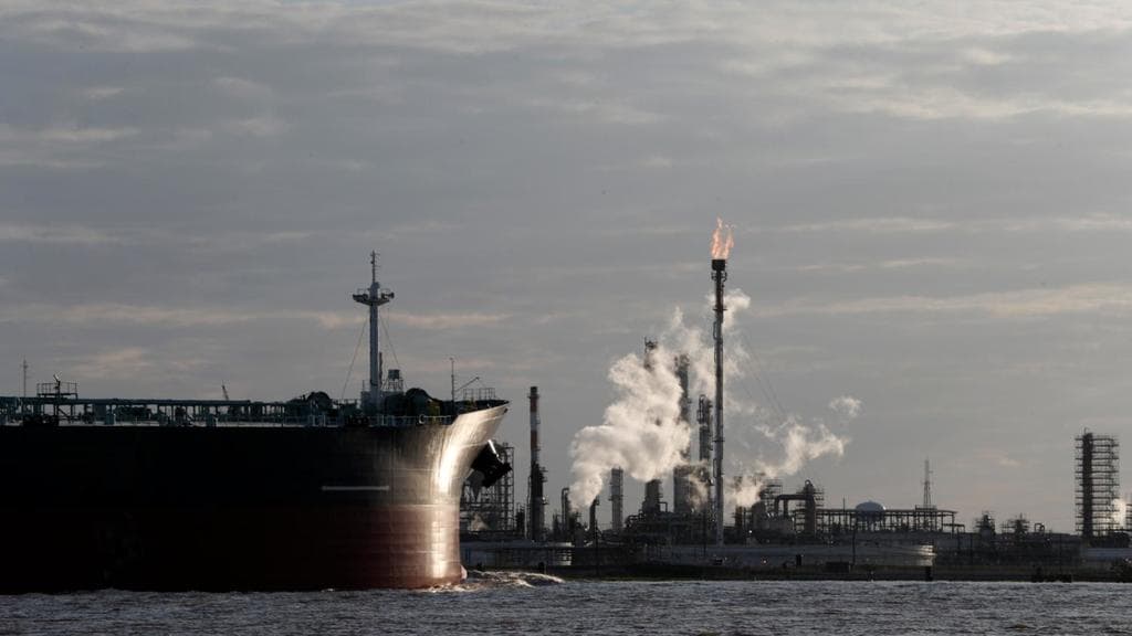 Un barco pasa por una refineria en Louisiana