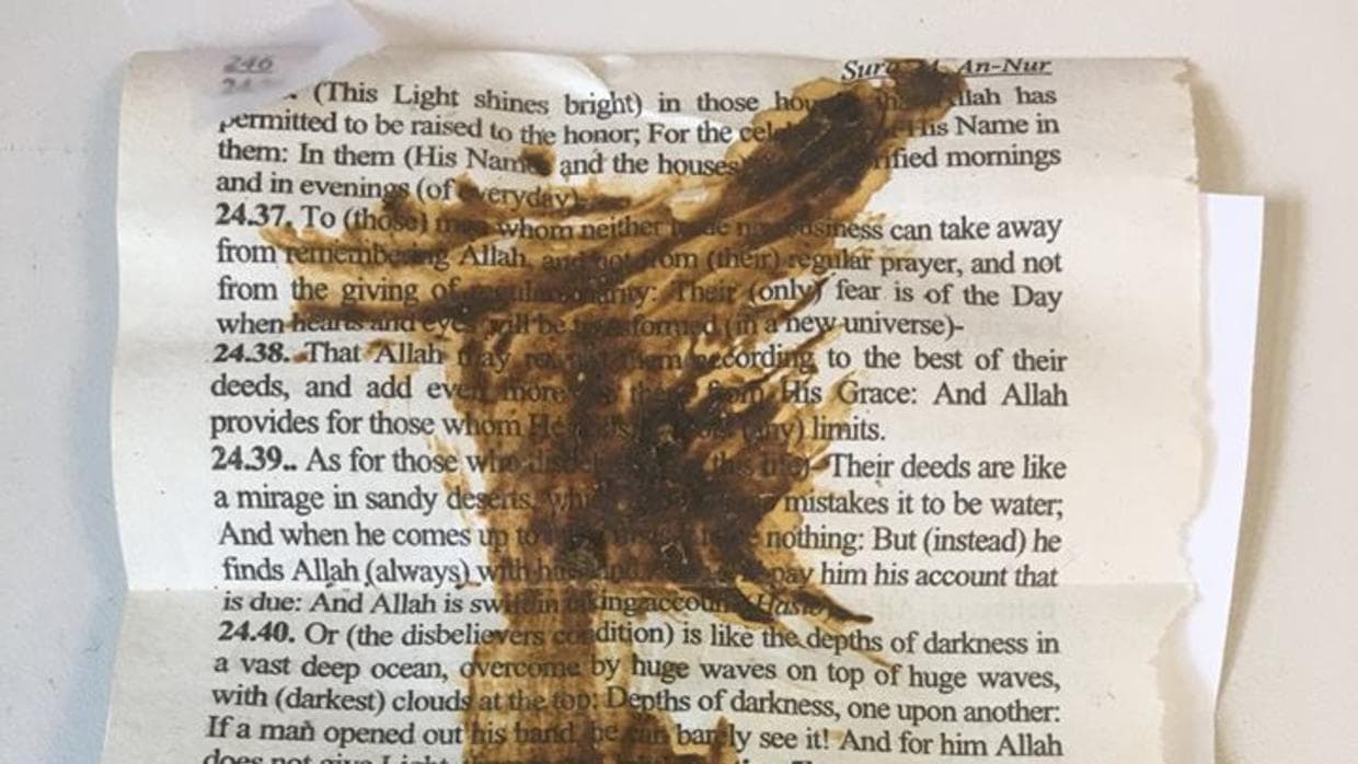 La policía de Washington le aseguró a 
<a href="http://www.huffingtonpost.com/entry/quran-council-on-american-islamic-relations-feces_us_58f51060e4b0b9e9848d96fb?utm_source=The+Hate+Report+List&utm_campaign=2c9d293e71-RSS_EMAIL_CAMPAIGN&utm_medium=email&utm_term=0_10017c357d-2c9d293e71-230010317">The Huffington Post</a> que estaban investigando un paquete enviado a la oficina del 
<b>mayor grupo de libertades civiles musulmanas de Estados Unidos</b>, que incluía una página sucia arrancada del Corán con una
<b> "sustancia extraña" que parece ser heces</b>. 
<br>