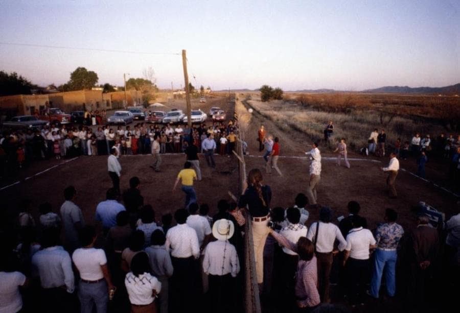 El juego era efectivamente el gran evento que juntaba a los dos pueblos -que alguna vez fueron uno solo- en las celebraciones de las fiesta binacionales. Sin embargo, aquella tradición empezó a cambiar conforme fueron arreciando los conflictos migratorios y con ellos las formas que fue adoptando aquel enclenque cercado.