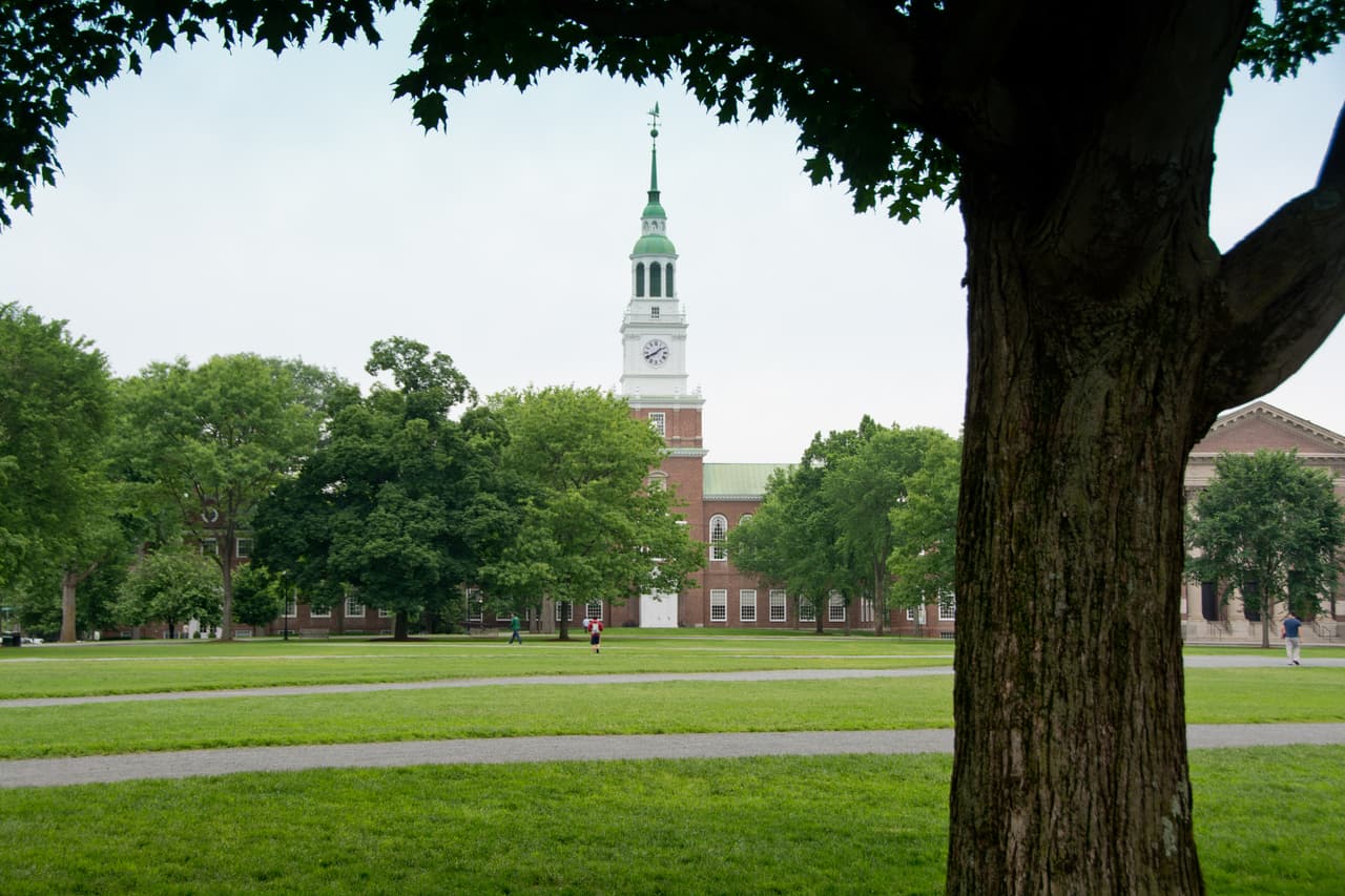 El Acuerdo además le pedía a los países más ricos que ayudaran a los más pobres, quienes son los que menos contribuyen al problema, pero los que más sufrirán por él. Dartmouth College también se unió a la protesta contra Trump.