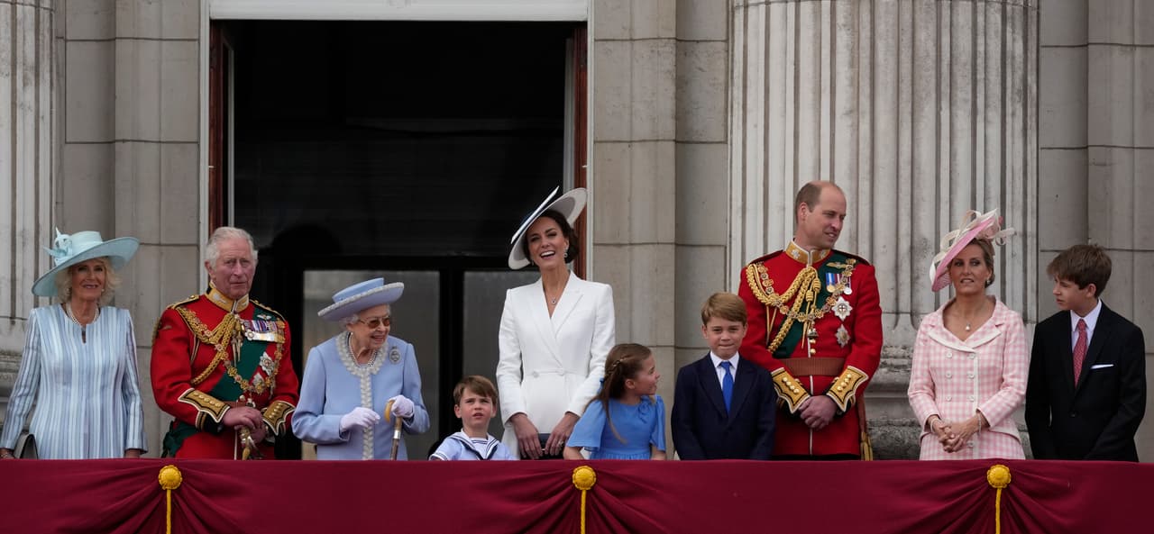 Durante los principales actos de la celebración del jubileo, en junio, sus apariciones públicas fueron escasas. La corona citaba problemas de movilidad.