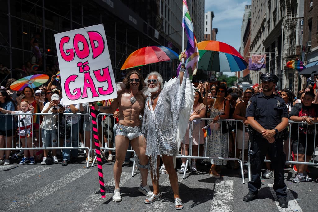 Como es tradición en la Ciudad de Nueva York, este último domingo de junio, la comunidad LGBTQ+ celebró el 
<b><a href="https://www.univision.com/local/nueva-york-wxtv/desfile-orgullo-gay-lgbt-nueva-york-2022" target="_blank">Desfile de Orgullo</a></b>, con la participación de 65 carrozas y más de 75,000 personas, que enviaron mensajes provocadores a otras miles de que les esperaban a través de 
<b>la Quinta Avenida, en Manhattan</b>.