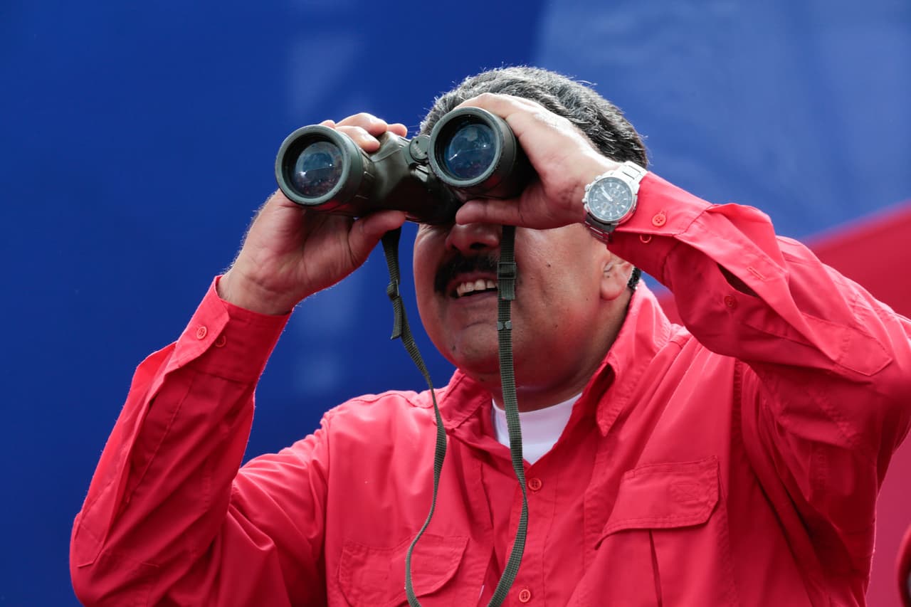 Mientras la oposición protestaba, Maduro bailaba y arengaba a sus seguidores frente al Palacio de Miraflores.